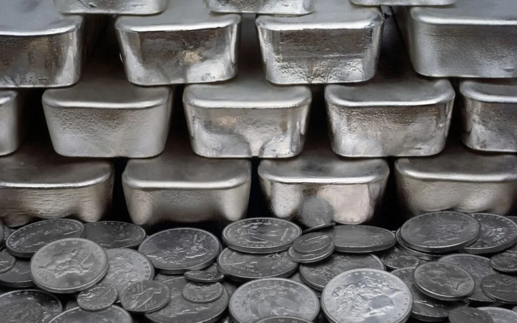 Как ведет себя стоимость серебра в различные периоды?
