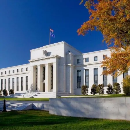 Что регулирует Федеральная резервная система США?