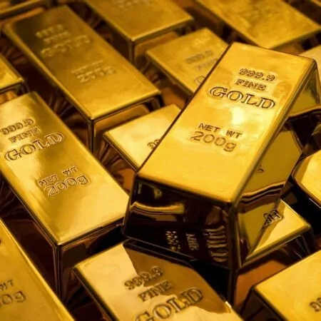 Всеобщая неопределенная ситуация и доллар поддерживают золото