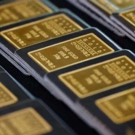 Стоимость золота повышается на низком долларе